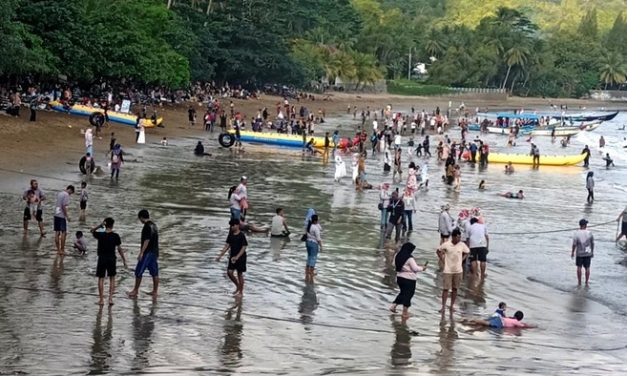 Pantai Trenggalek Dipadati Wisatawan, Libur Sekolah Makin Seru