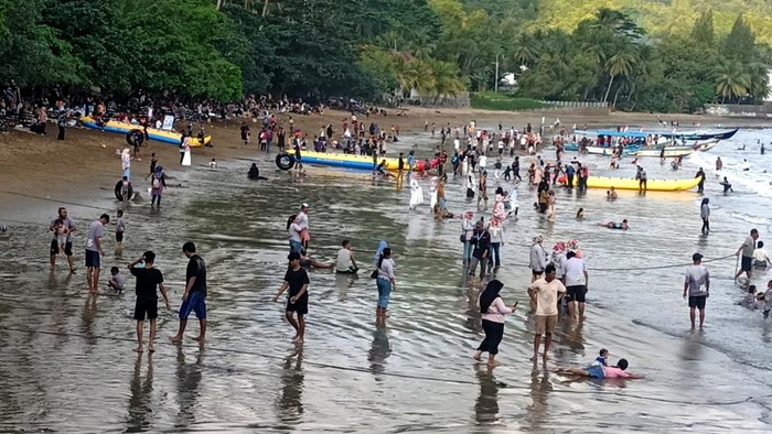 Pantai Trenggalek Dipadati Wisatawan, Libur Sekolah Makin Seru