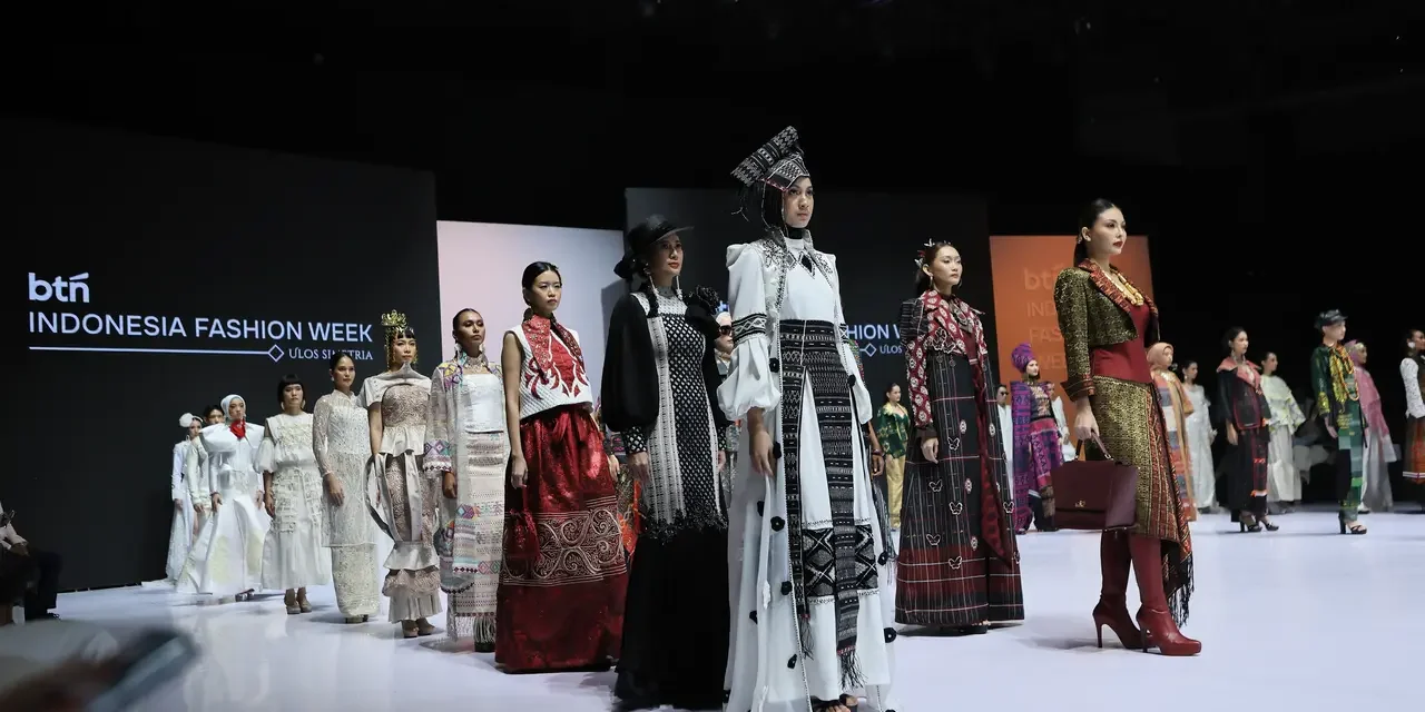 Ulos Naik Kelas! Kini Jadi Fashion Modern yang Makin Digemari