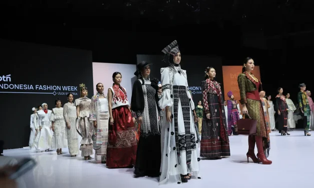 Ulos Naik Kelas! Kini Jadi Fashion Modern yang Makin Digemari