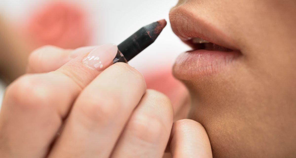 Baru Belajar Pakai Lip Liner? Begini Cara Membuat Hasilnya Tetap Natural