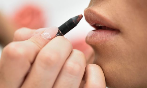 Baru Belajar Pakai Lip Liner? Begini Cara Membuat Hasilnya Tetap Natural