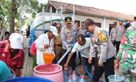 Kekeringan Melanda Batuputih, 40 KK di Sumenep Terima 12.000 Liter Air Bersih